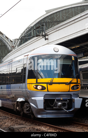 Heathrow Express Klasse 332 warten an einer Plattform am Bahnhof Paddington, London, England. Stockfoto