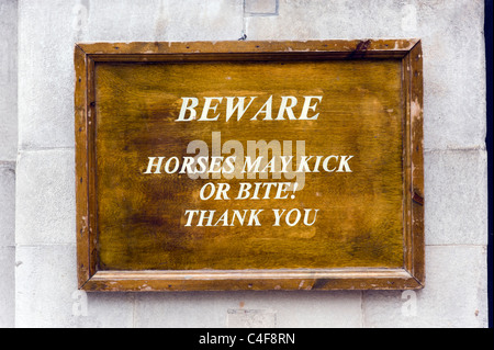 Hüten Sie sich vor, Pferde können kick oder beißen Warnschild vor Horse Guards Parade am Whitehall, London, UK Stockfoto