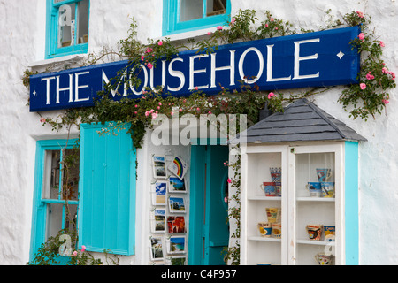 Bunt bemalte Geschenk Ladenfront und Shop melden Sie sich an der Cornish Fischen Dorf Mousehole, Cornwall, England Stockfoto