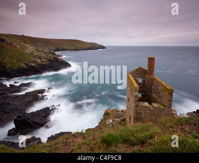 Verlassene Tin mine Motor-Haus auf den Frischluftkick am Botallack in der Nähe von St Just, Cornwall, England. Herbst (Oktober) 2009. Stockfoto