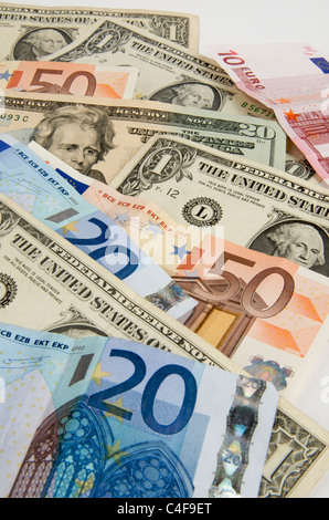 Verschiedene Währungen aus verschiedenen Ländern werden auf einer Ebenen Oberfläche angezeigt. Euro und Dollar Stockfoto