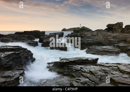 Wellen Anstieg um die felsige Küste bei Godrevy Point, in der Nähe von Godrevy Leuchtturm, Cornwall, England. Herbst (Oktober) 2009. Stockfoto