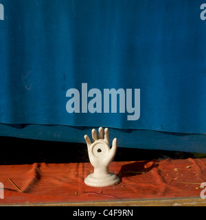 Hand-Anzeige im altmodischen Schaufenster. Stockfoto