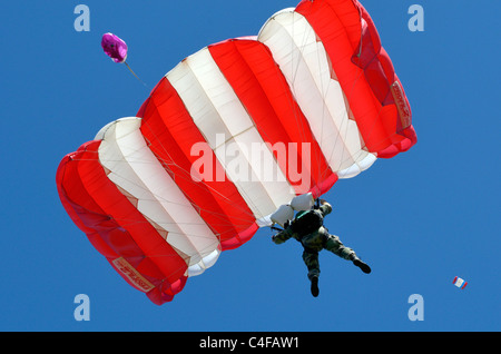 Show der französischen Streitkräfte Fallschirmjäger in La Reunion Stockfoto