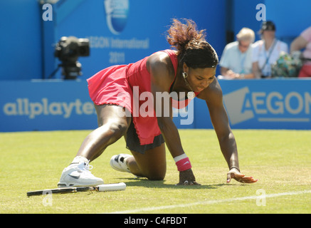 Serena Williams gleitet über während ihres Erstrundensieg über Tsvetana Pironkova bei den Aegon International-Tennis-Turnier Stockfoto