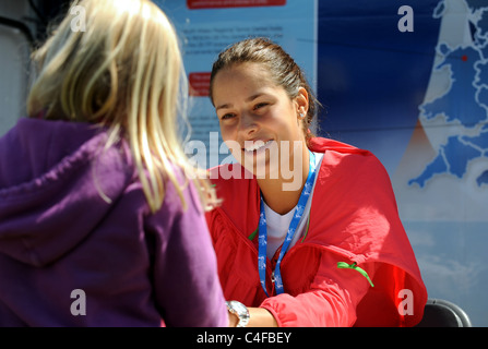 Tennisstar Ana Ivanovic unterzeichnet Autogramme beim Aegon International Tennis Turnier im Devonshire Park Eastbourne - 2011 Stockfoto