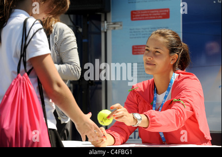 Tennisstar Ana Ivanovic unterzeichnet Autogramme beim Aegon International Tennis Turnier im Devonshire Park Eastbourne - 2011 Stockfoto