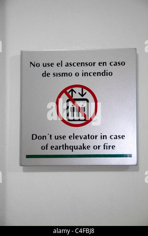 Warnzeichen für Aufzug im Falle eines Erdbebens in spanischer und englischer Sprache in Lima, Peru. Stockfoto