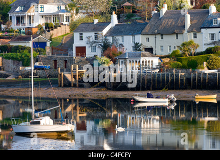 Ferienhäuser und Boote neben dem Fluss Yealm an Newton Ferrers, South Hams, Devon, England. Frühjahr 2010 (Mai). Stockfoto