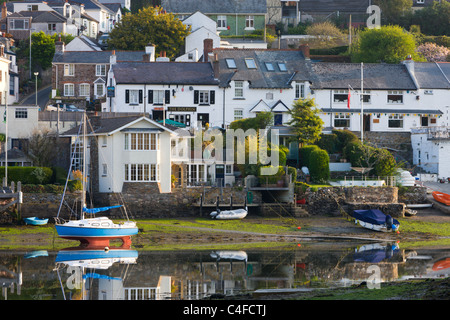 Häuser und Boote neben dem Fluss Yealm in der malerischen South Hams Dorf von Newton Ferrers, Devon, England. Stockfoto