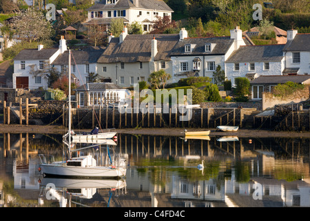 Häuser und Boote neben dem Fluss Yealm in der malerischen South Hams Dorf von Newton Ferrers, Devon, England. Stockfoto