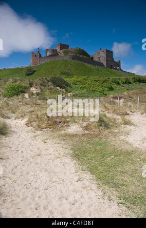 Bamburgh Castle aus Sanddünen, Northumberland, England. Stockfoto