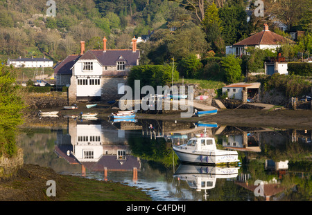 Boote und Häuser neben dem Fluss Yealm in der malerischen South Hams Dorf von Newton Ferrers, Devon, England. Stockfoto