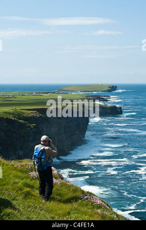 dh Nordküste Seeklippen Schottland BIRSAY ORKNEY man Ferngläser beobachten großbritannien schottland Vogelbeobachter Vogelbeobachter Vogelbeobachter Vogelbeobachter Stockfoto