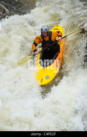 Kajakfahrer Callum Anderson auf der Lower Falls, Glen Nevis, in der Nähe von Fort William, Schottland Stockfoto