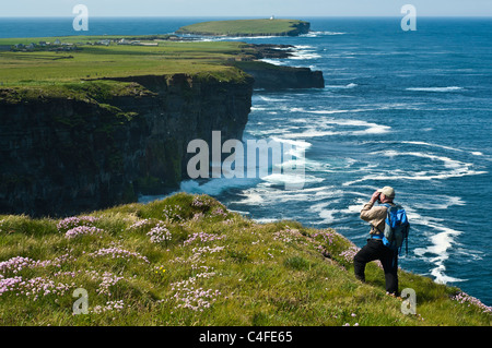 dh Scottish Seacliffs UK BIRSAY ORKNEY Birdwatcher mit Fernglas Vogelbeobachtung Vogelbeobachter Vögel Mann Menschen Sommer beobachten schottland Küste Stockfoto