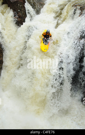 Kajakfahrer Callum Anderson auf der Lower Falls, Glen Nevis, in der Nähe von Fort William, Schottland Stockfoto