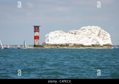 Yachten im Solent vor Nadeln Light House während der Round the Island Race während einer Cowes Week der Isle Of Wight-England Stockfoto