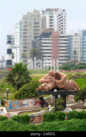 Die Kunst Skulptur El Beso (der Kuss) auf dem Love Park in Miraflores Stadtteil von Lima, Peru. Stockfoto