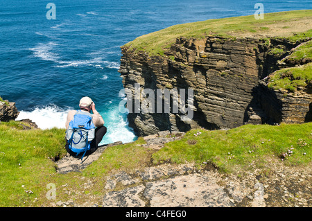 dh North Coast Seacliffs scotland BIRSAY ORKNEY Vogelbeobachter mit Fernglas Fulmars Coast uk Vogelbeobachter man birds Stockfoto