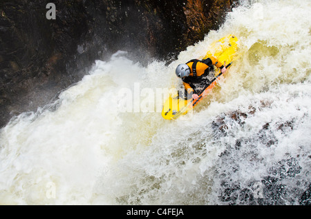 Kajakfahrer Callum Anderson auf der Lower Falls, Glen Nevis, in der Nähe von Fort William, Schottland Stockfoto