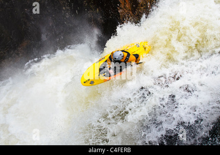 Kajakfahrer Callum Anderson auf der Lower Falls, Glen Nevis, in der Nähe von Fort William, Schottland Stockfoto