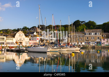 Yachten ankern im Hafen von Padstow an einem schönen Frühlingsmorgen, Cornwall, England. Frühjahr 2010 (Mai). Stockfoto