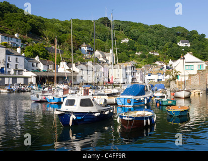 Boote und Cottages umgeben hübsche Hafen in dem Bild Postkarte Cornish Fischen Dorf von Polperro, Cornwall, England. Stockfoto