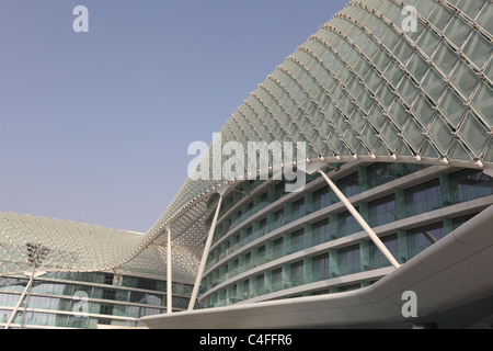 Raster-Shell des Yas Marina Hotels in Abu Dhabi Stockfoto