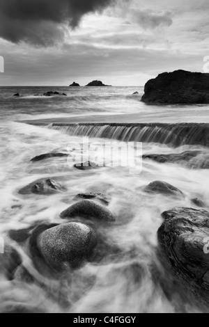 Dramatische Küsten Szene mit Blick auf die Brisons, Priester Cove, St Just, Cornwall, England. Herbst (Oktober) 2010. Stockfoto