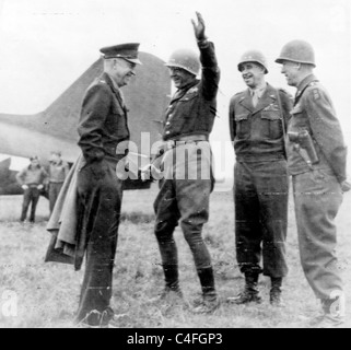 General Eisenhower Treffen mit Generälen Patton und Bradley Hodges auf einem Flugplatz irgendwo in Deutschland. 1945 Stockfoto