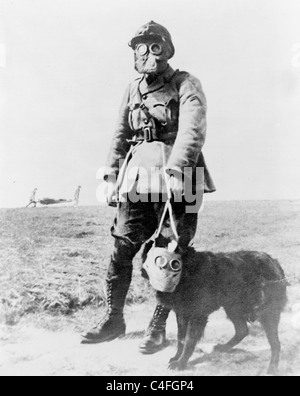 Ein französischer Sergeant und einem Hund, beide tragen Gasmasken, auf ihrem Weg an die Front. 1. Weltkrieg Stockfoto