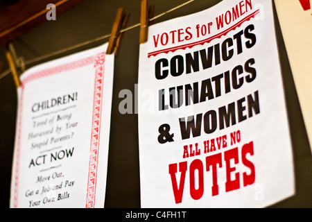 Gedruckte Suffragette Plakat fordert Stimmrecht für Frauen. Das Plakat sehen im Freilichtmuseum Blists Hill, Shropshire, England Stockfoto