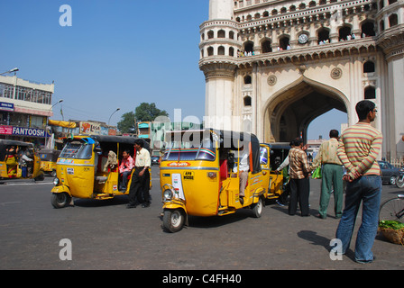 Auto-Taxis am Charminar, Hyderabad, Indien Stockfoto