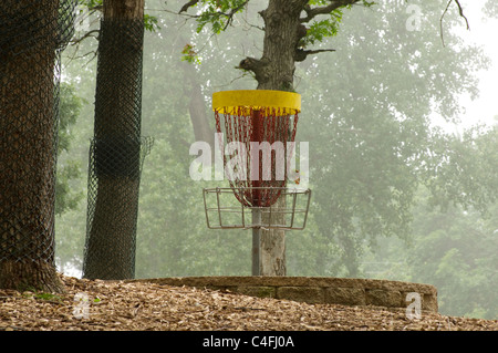 Disc Golf Pol Loch und umliegenden Park an einem nebligen Morgen am Lake Alimagnet Park in Apple Valley, Minnesota Stockfoto