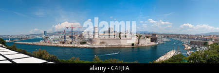 Blick auf Hafen, Fort Saint-Jean und alten Hafen (Vieux Port), Marseille, Frankreich Stockfoto