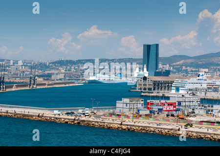 Blick auf Handelshafen mit großen Fähren, Marseille, Frankreich Stockfoto