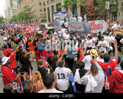 Zuschauer säumen Fifth Avenue für die 54. jährlichen Puerto Rican Day Parade auf Sonntag, 12. Juni 2011 Stockfoto