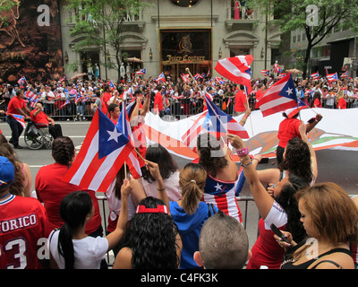 Zuschauer säumen Fifth Avenue für die 54. jährlichen Puerto Rican Day Parade auf Sonntag, 12. Juni 2011 Stockfoto