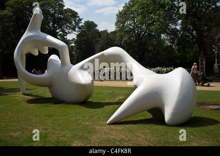 "Große liegende Figur" Henry Moore Skulpturen, Hatfield House Stockfoto