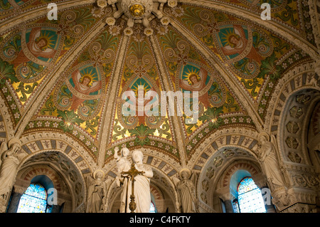 Innenraum der Basilika Notre-Dame de Fourvière, Lyon, Frankreich. Stockfoto
