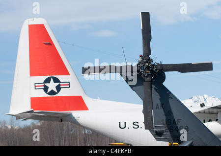 Ende einer uns Coast Guard Lokheed Martin C130 Hercules und ein uns Armee UH-60 Black Hawk Hubschrauber Stockfoto