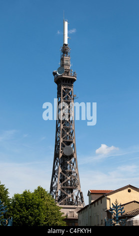 Fernmeldeturm am oberen Rand der Stadt. Lyon. Frankreich. Stockfoto