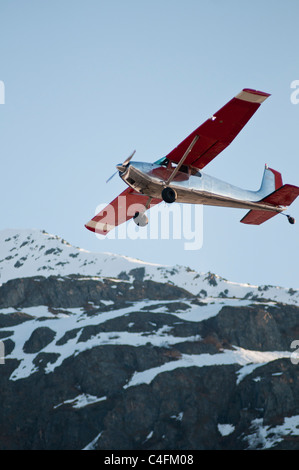 Cessna 185 Buschflugzeug fliegen und im Wettbewerb auf den STOL Wettbewerb 2010 May Day Fly-in Valdez, Alaska Stockfoto