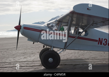 Piper Super Cub am Strand auf Hinchenbrook Insel während der 2010 May Day Fly-in, Prinz-William-Sund, in der Nähe von Valdez, Alaska Stockfoto