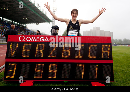 Lukas Verzbicas, Sieger der Junioren eine Meile laufen auf der 2011 NYC Grand-Prix-Strecke und Feld Stockfoto