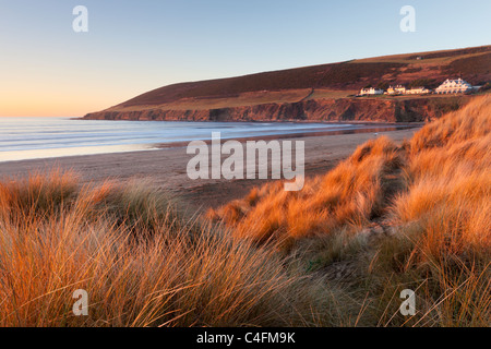 Saunton Sands und Saunton unten von den Sanddünen im Braunton Burrows, Devon, England. Winter (Januar) 2011. Stockfoto