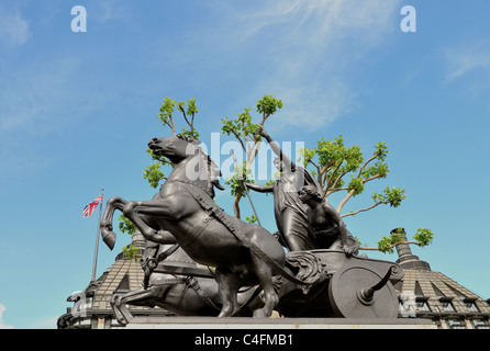 Statue von Boudicea mit ihren Töchtern Reiten Streitwagen über die Westminster Bridge in London in der Nähe des Parlaments Stockfoto