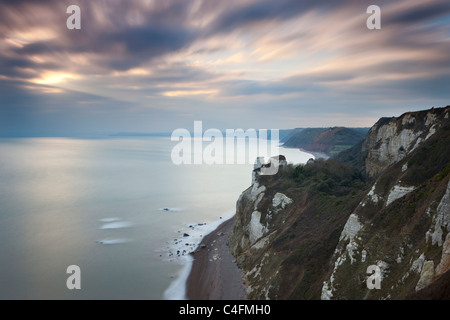 Klippe Sicht nach Westen von Bier Kopf, Blick in Richtung Hooken Cliffs, Charmouth, Dorset, England. Winter (Januar) 2011. Stockfoto