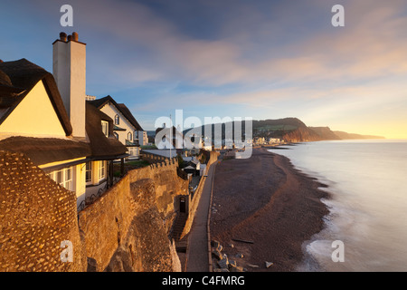 Blick auf Häuser mit Blick auf Sidmouth Strandpromenade, Sidmouth, Devon, England. Winter (Februar) 2011. Stockfoto